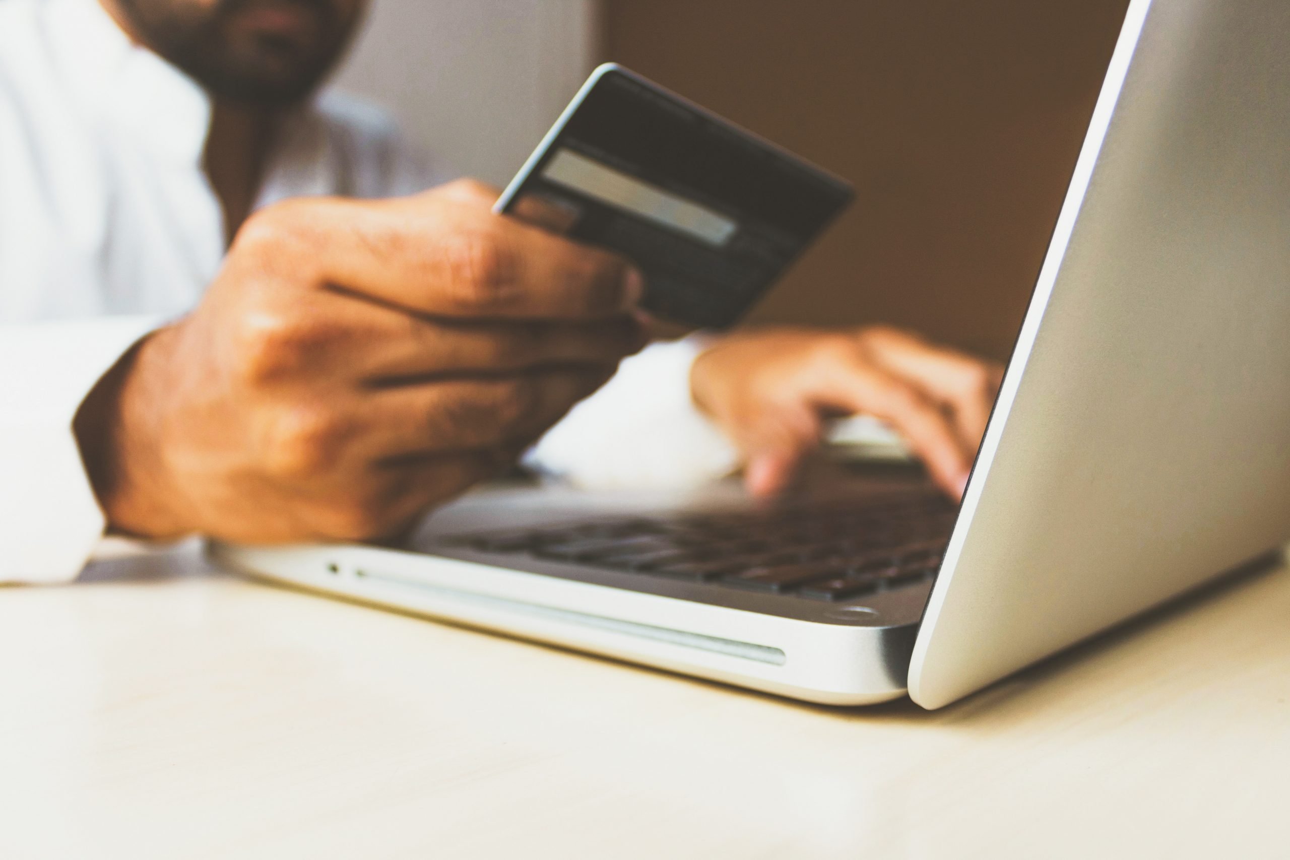 Comment vendre sur internet (Site Web, Instagram, Facebook, Linkedin, Youtube, etc.) de façon plus efficace ?
